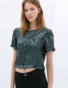 Blusa bordada à mão em paietê